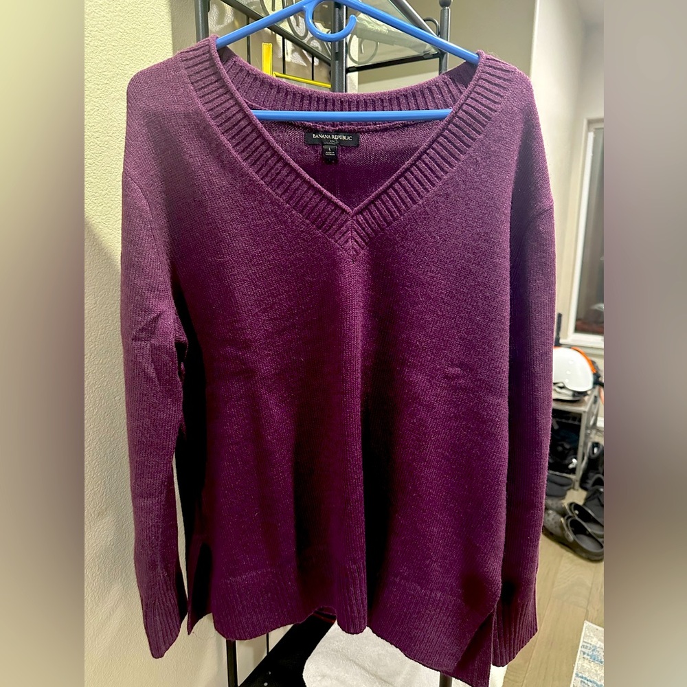NWOT Banana Republic Factory Essential V-Neck Sweater - Picture 2 of 3
